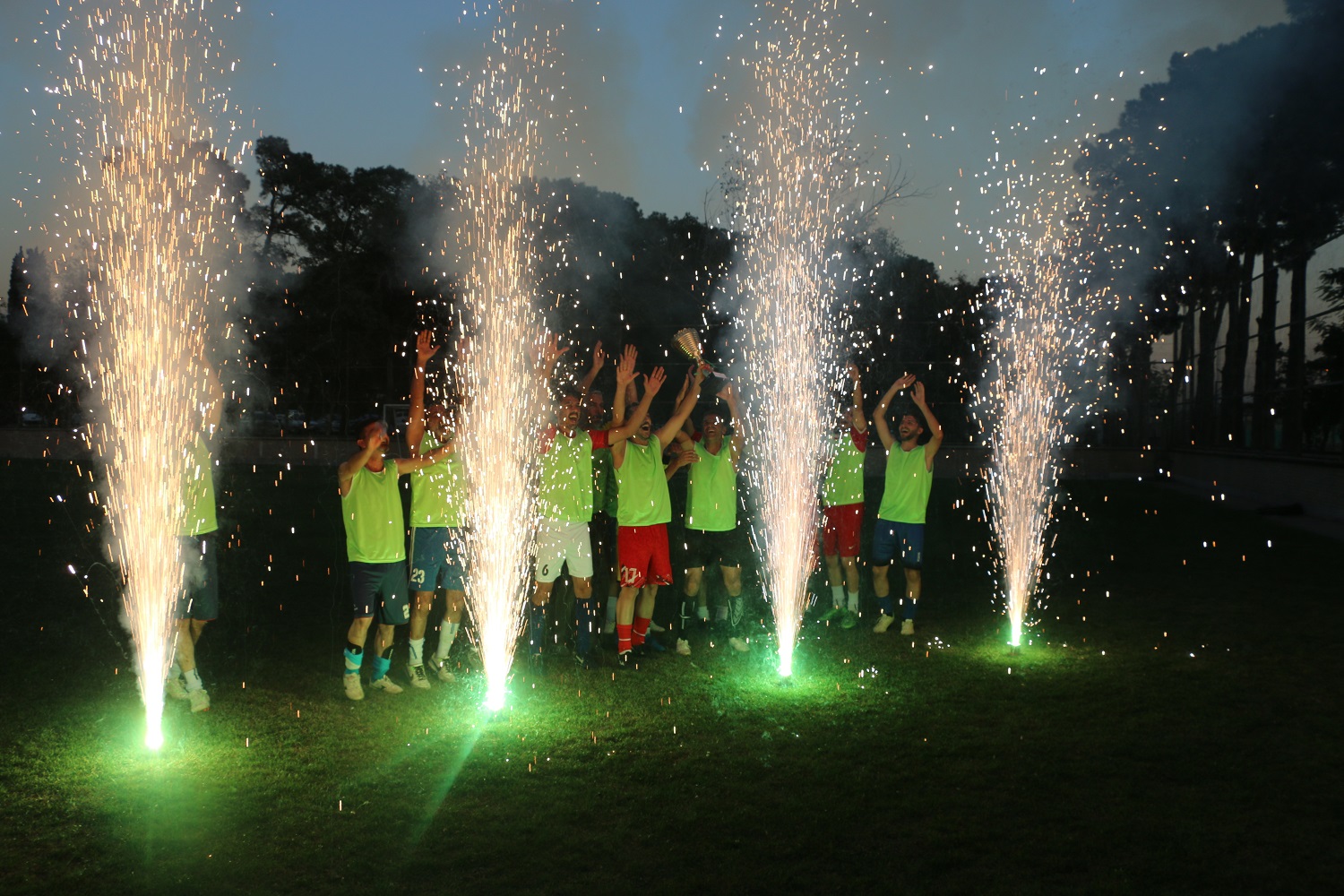 برگزاری مسابقات فوتبال چمنی به مناسبت هفته دفاع مقدس در شرکت کارخانجات داروپخش