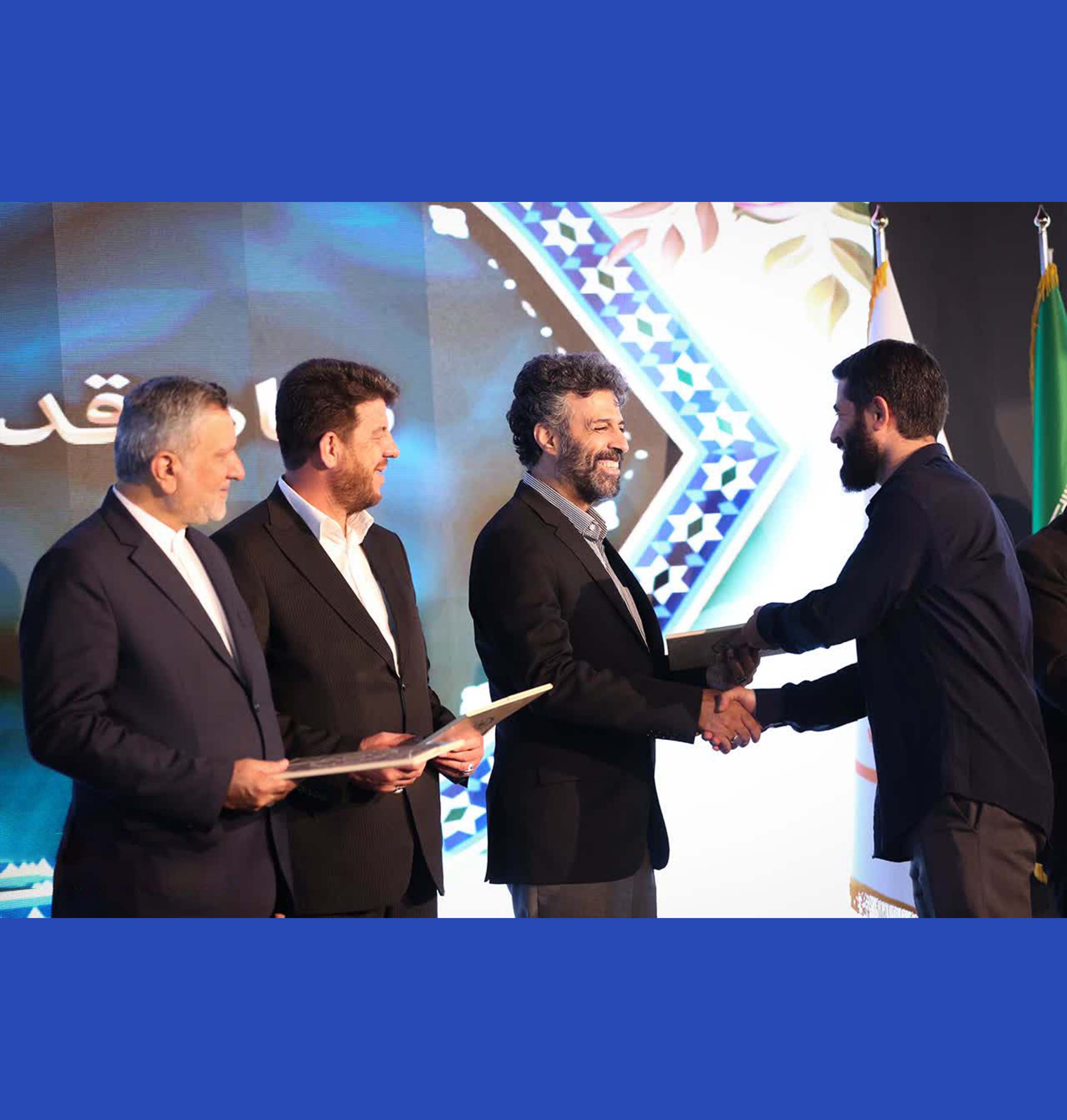 وزیر کار از کارگر نمونه شرکت کارخانجات داروپخش تقدیر کرد
